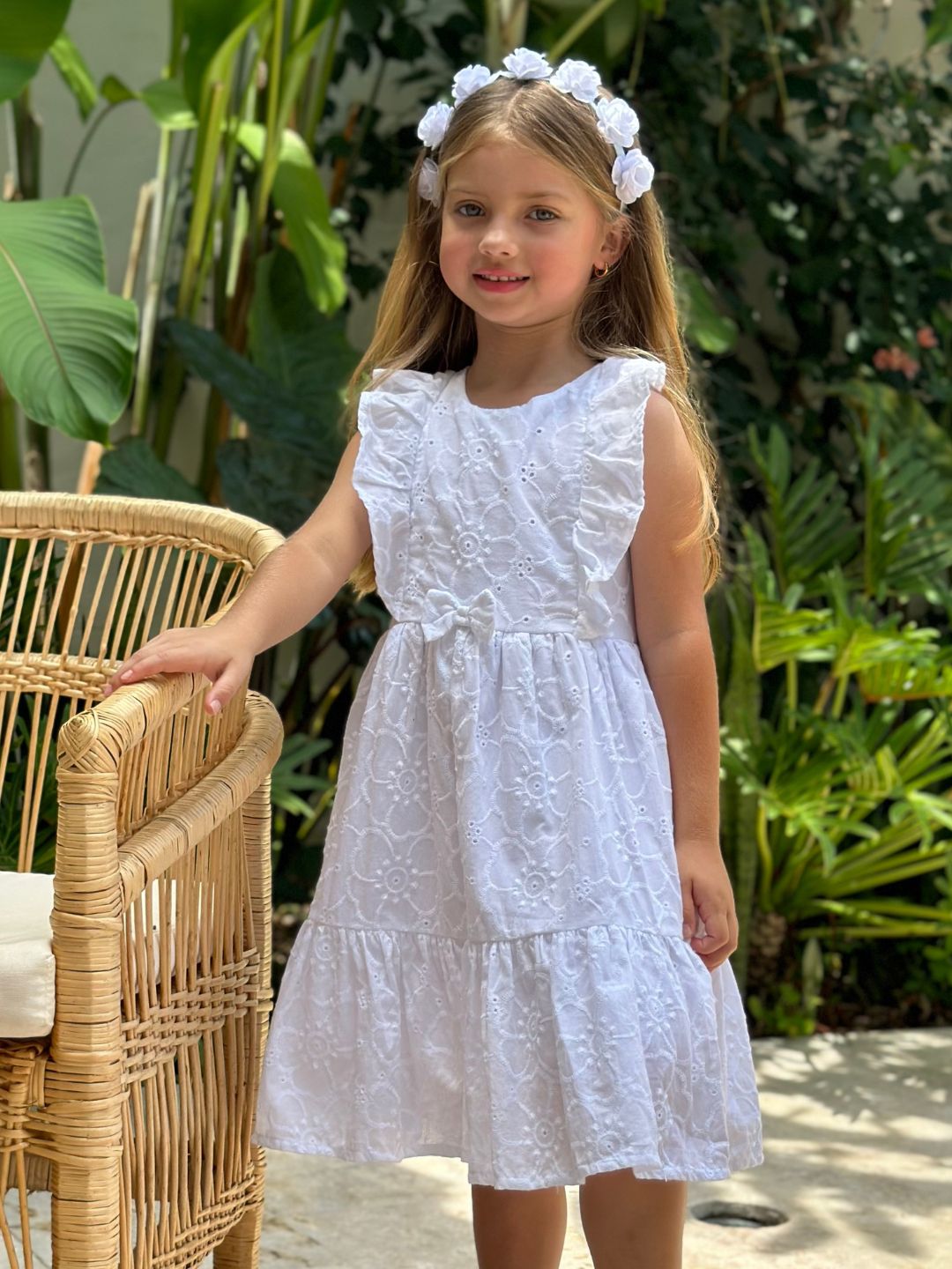 Vestido blanco corto en ojalillo para niña - María